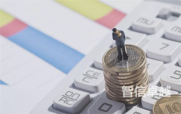 俄語翻譯-俄語翻譯的收費(fèi)標(biāo)準(zhǔn)。自我國(guó)加入WTO以后，對(duì)外貿(mào)易及民間交流都達(dá)到了新的高度，我國(guó)的翻譯市場(chǎng)也迎來一輪瘋狂增長(zhǎng)，有不少?zèng)]有資質(zhì)的翻譯人員打著專業(yè)譯員的旗號(hào)，以低價(jià)搶占市場(chǎng)，使消費(fèi)者蒙受損失，再加上行業(yè)規(guī)范制度不太完善，導(dǎo)致很多消費(fèi)者投訴無果，只能默默承受。*嚴(yán)重的是，因?yàn)閻阂飧?jìng)爭(zhēng)的緣故，使得很多正規(guī)翻譯公司難以維系，逐漸呈現(xiàn)一種“劣幣驅(qū)逐良幣”的態(tài)勢(shì)。  就以俄語翻譯舉例說明，中俄關(guān)系愈加緊密，雙邊貿(mào)易額也不斷增加，俄語翻譯服務(wù)的需求自然越來越大，但想要讓俄語翻譯呈現(xiàn)專業(yè)嚴(yán)謹(jǐn)?shù)男Ч?，尤其是達(dá)到高端水平，就必須選擇正規(guī)的翻譯公司合作，但國(guó)內(nèi)的翻譯公司參差不齊，所以智信卓越翻譯公司就和大家分享一下在選擇俄語翻譯公司時(shí)都需要注意哪些標(biāo)準(zhǔn)。  1，在選擇俄語翻譯公司時(shí)要注意是否能提供一站式翻譯服務(wù)。一般情況下，正規(guī)的俄語翻譯公司具有豐富經(jīng)驗(yàn)，尤其是根據(jù)客戶需求提供一站式多元化翻譯服務(wù)，按照客戶需求提供翻譯服務(wù)，確保翻譯內(nèi)容更高精度標(biāo)準(zhǔn)，處理各項(xiàng)工作效率都很快。俄語翻譯工作難度還是很大的，尤其是所處專業(yè)領(lǐng)域不同，對(duì)翻譯工作要求就會(huì)有不同標(biāo)準(zhǔn)，這就需要翻譯團(tuán)隊(duì)根據(jù)客戶需求制定合理解決方案，每一項(xiàng)翻譯內(nèi)容都能符合預(yù)期標(biāo)準(zhǔn)，這才是專業(yè)公司所具備的優(yōu)勢(shì)。  2，在選擇俄語翻譯公司要注意翻譯團(tuán)隊(duì)是否具有資深經(jīng)驗(yàn)。專業(yè)正規(guī)資質(zhì)，俄語翻譯公司翻譯團(tuán)隊(duì)通常具有資深經(jīng)驗(yàn)，處理翻譯工作能達(dá)到高效嚴(yán)謹(jǐn)標(biāo)準(zhǔn)，有任何問題都可以解決方案，確保純?nèi)斯しg不會(huì)使用任何軟件來替代人工翻譯，這樣就能確保俄語翻譯整體效果更加自然流暢，在各種內(nèi)容和詞語的表達(dá)上都會(huì)達(dá)到高精度標(biāo)準(zhǔn)，避免翻譯出的內(nèi)容太過呆板和直白，可呈現(xiàn)更專業(yè)嚴(yán)謹(jǐn)翻譯效果，這就是專業(yè)公司翻譯團(tuán)隊(duì)所具備的服務(wù)優(yōu)勢(shì)。  3，在選擇俄語翻譯公司時(shí)要注重價(jià)格定位是否合理且有保障。挑選俄語翻譯公司，要明確翻譯公司是否具備豐富經(jīng)驗(yàn)和良好服務(wù)水平，尤其是確定俄語翻譯公司價(jià)格定位是否合理。為了保障翻譯工作順利進(jìn)行，尤其是體現(xiàn)專業(yè)嚴(yán)謹(jǐn)標(biāo)準(zhǔn)，建議了解不同翻譯公司的翻譯精準(zhǔn)度，尤其是考察團(tuán)隊(duì)是否提供多元化翻譯服務(wù)。如果報(bào)價(jià)合理，服務(wù)方面確實(shí)具有很好保障，這就代表性價(jià)比很高，避免出現(xiàn)上當(dāng)受騙的情況，可享受高品質(zhì)翻譯服務(wù)。  以上就是智信卓越翻譯公司，給大家介紹的關(guān)于俄語翻譯需要注意的，如果你有俄語翻譯的需求，可以直接連續(xù)我們。